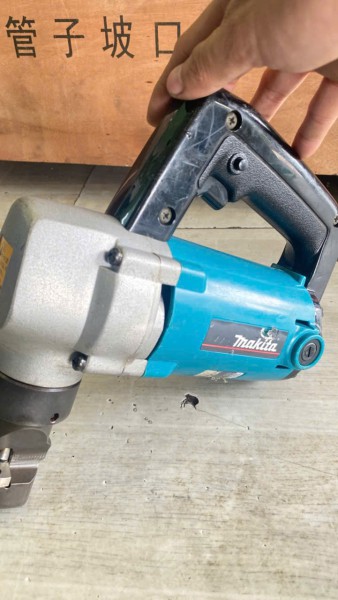 MÁY CẮT TÔN MAKITA – JN3200